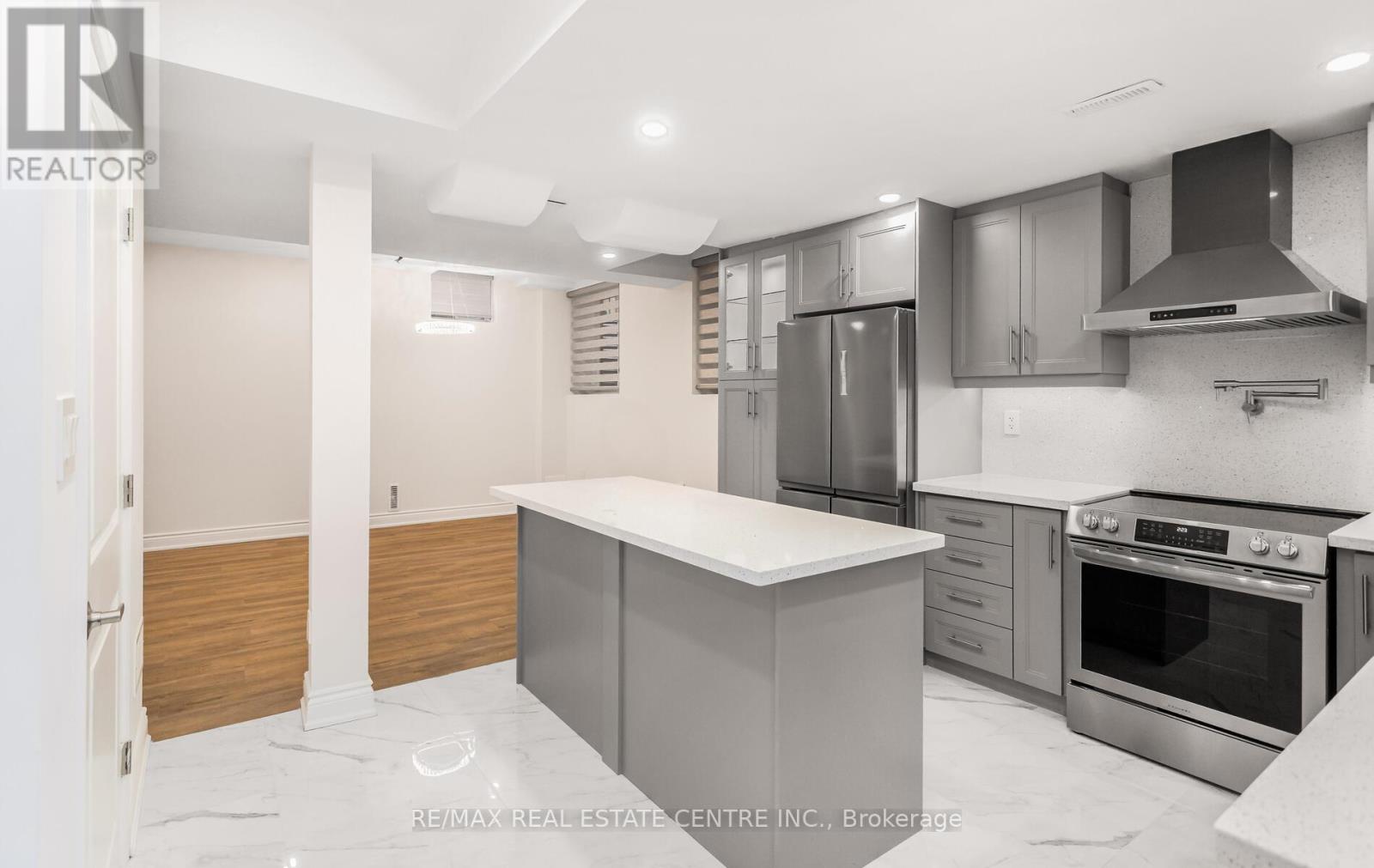 2379 Charles Cornwall Avenue, Oakville (Br Bronte), Ontario  L6M 5M5 - Photo 3 - W12769508