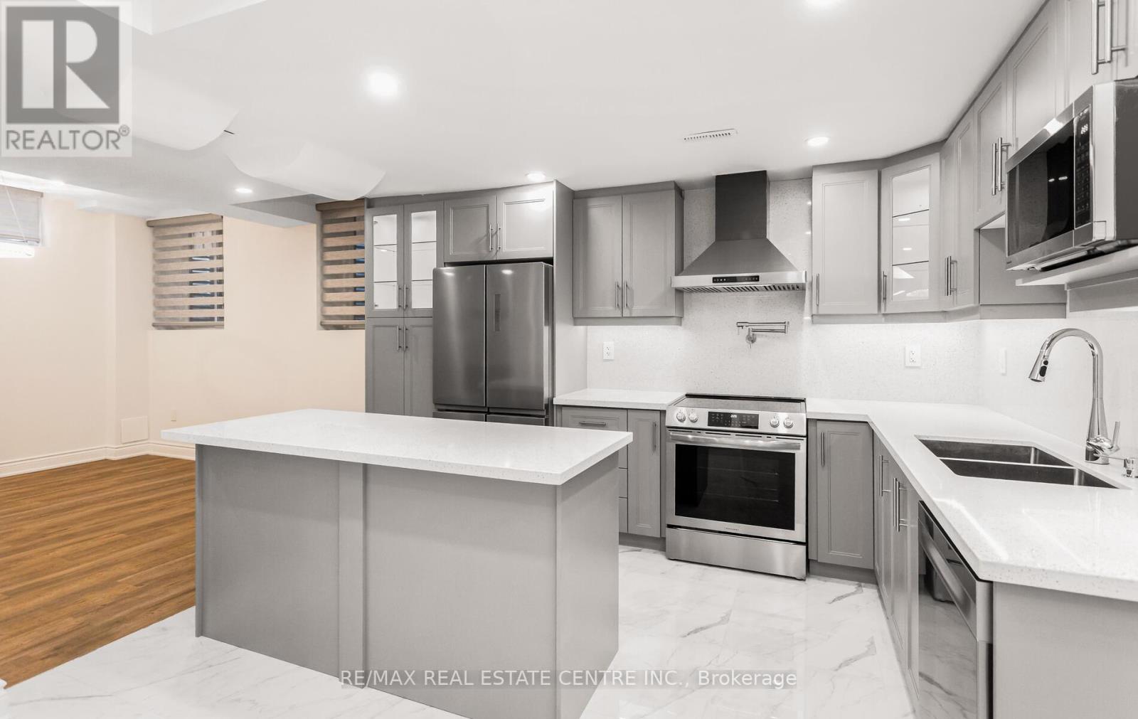 2379 Charles Cornwall Avenue, Oakville (Br Bronte), Ontario  L6M 5M5 - Photo 4 - W12769508