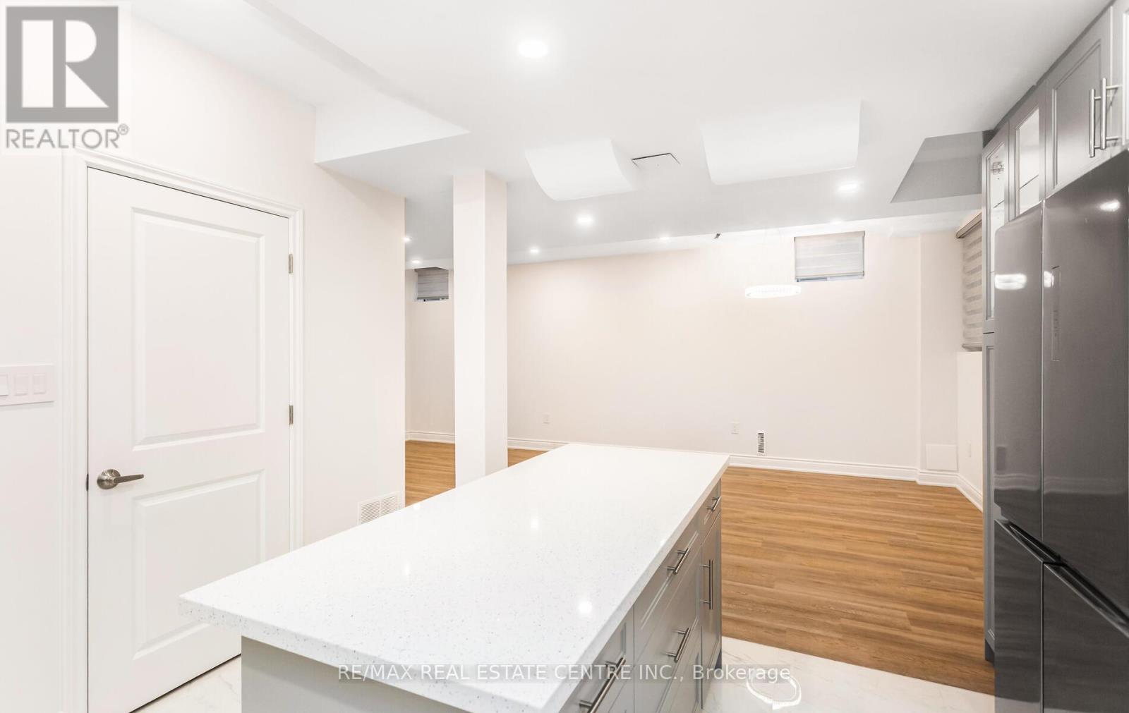 2379 Charles Cornwall Avenue, Oakville (Br Bronte), Ontario  L6M 5M5 - Photo 5 - W12769508