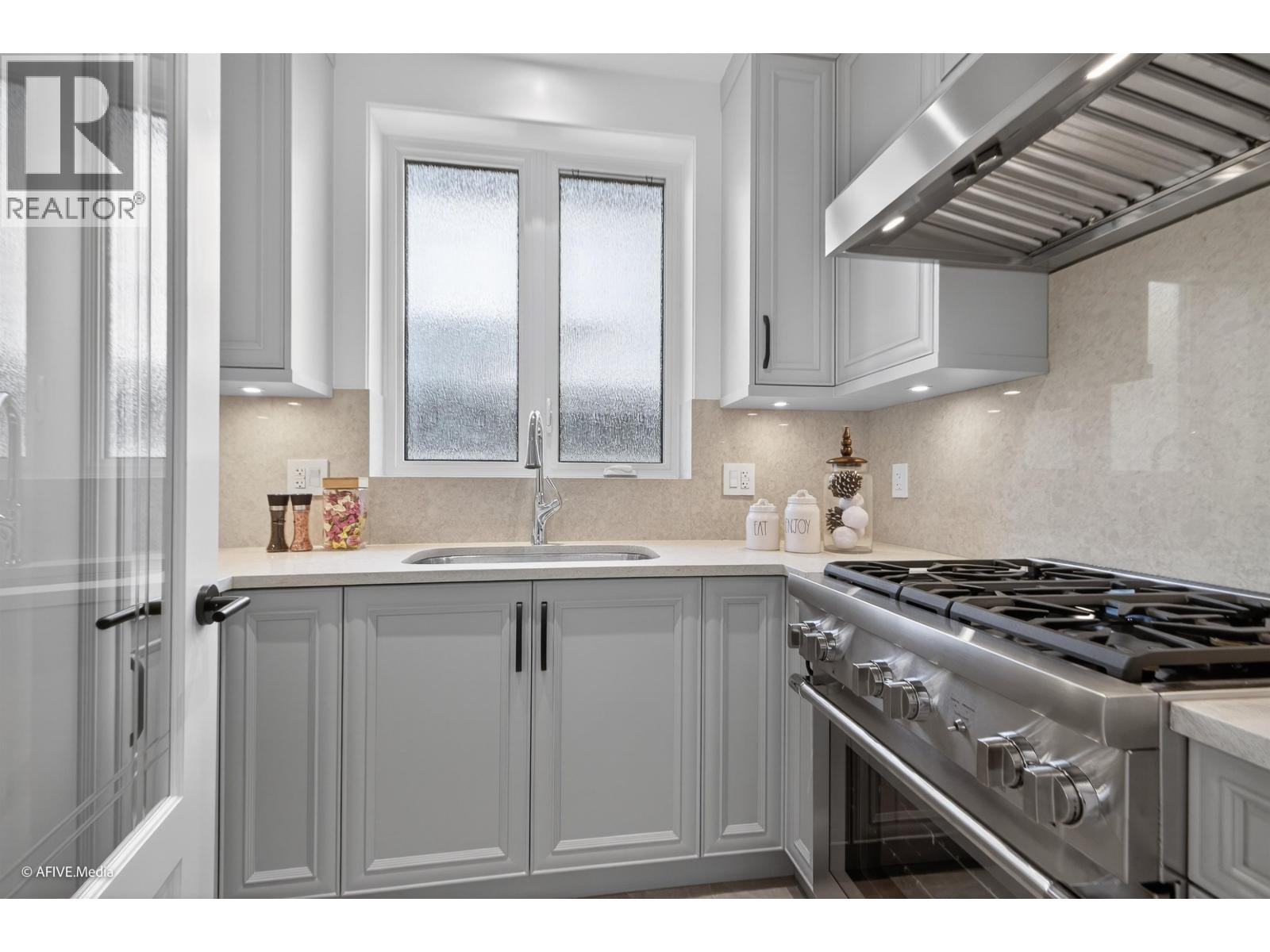 Listing Picture 19 of 40 : 3349 W 37TH AVENUE, Vancouver / 溫哥華 - 魯藝地產 Yvonne Lu Group - MLS Medallion Club Member