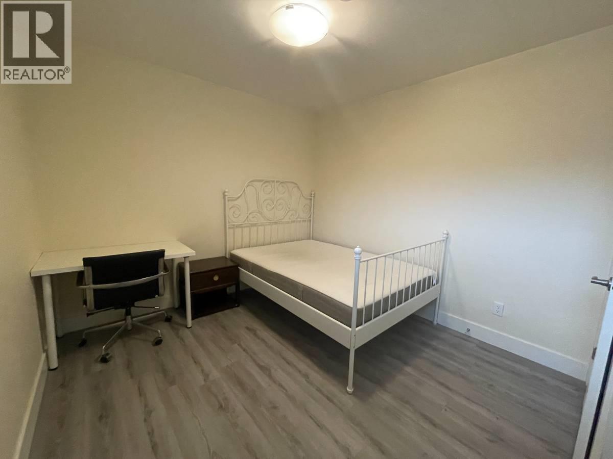 750 Grove, Burnaby, British Columbia  V5B 4G5 - Photo 2 - R3087421