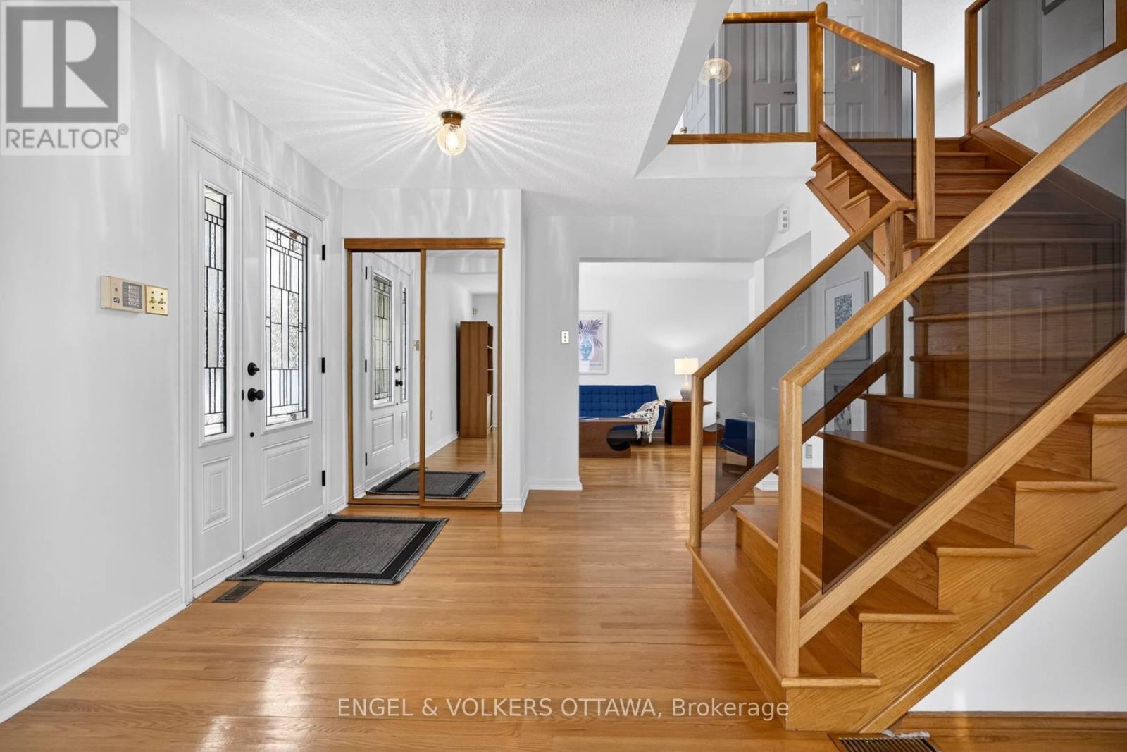 82 Leacock Drive, Ottawa, Ontario  K2K 2A8 - Photo 3 - X12769648