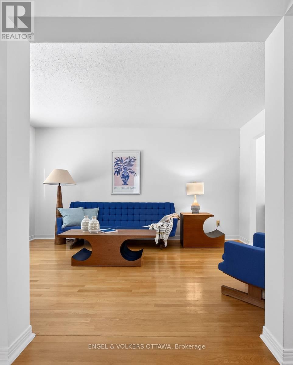 82 Leacock Drive, Ottawa, Ontario  K2K 2A8 - Photo 4 - X12769648