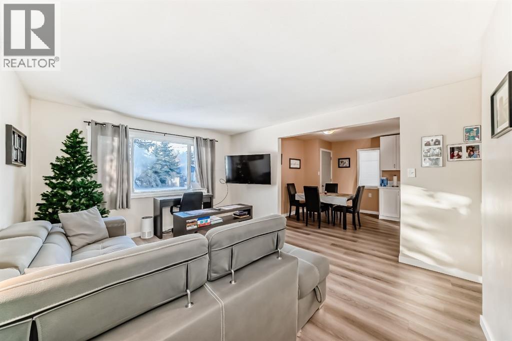 3221 32a Avenue Se, Calgary, Alberta  T2B 0J6 - Photo 5 - A2275984