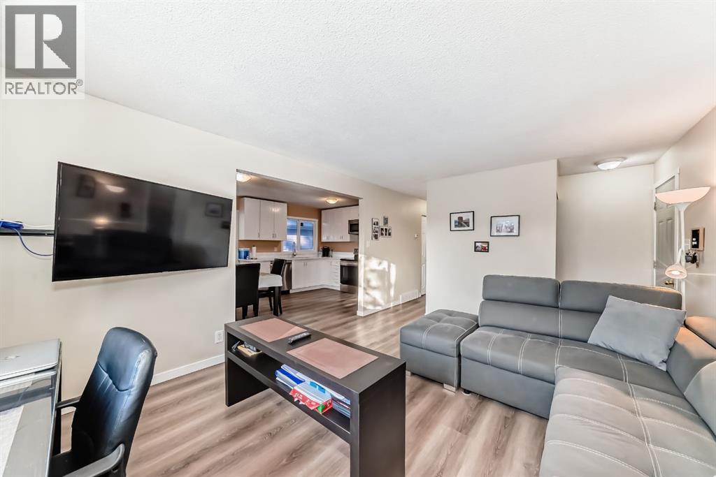 3221 32a Avenue Se, Calgary, Alberta  T2B 0J6 - Photo 7 - A2275984