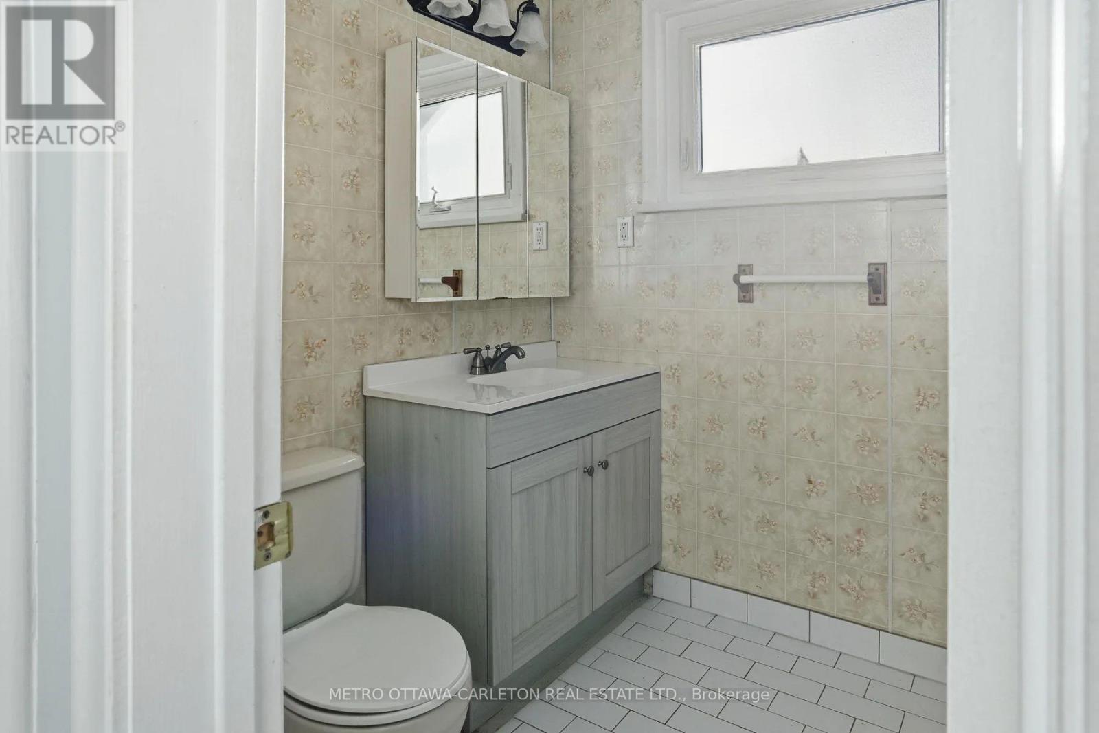 Unit B - 704 Claude Street, Ottawa, Ontario  K1K 2S2 - Photo 11 - X12648714