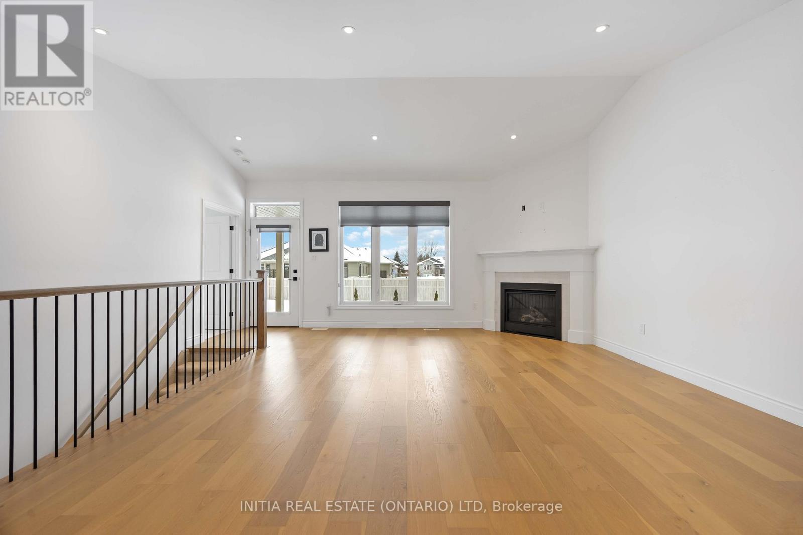 102 Leneve Street, Lambton Shores, Ontario  N0N 1J0 - Photo 4 - X12769654