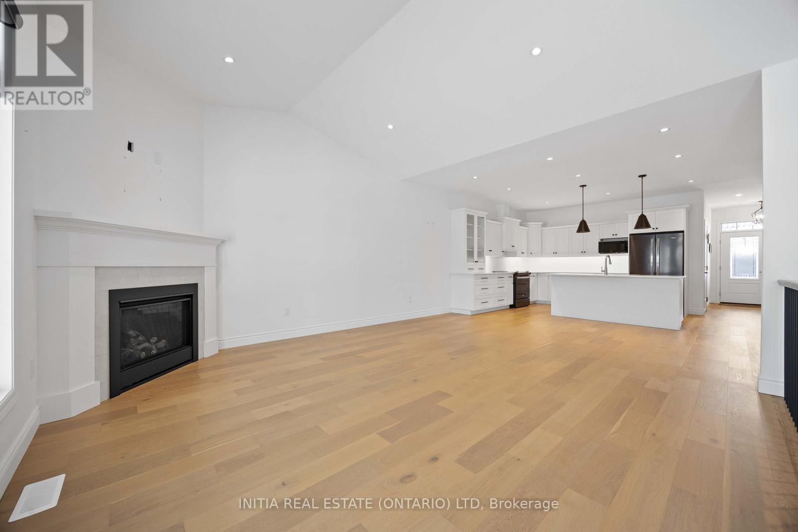 102 Leneve Street, Lambton Shores, Ontario  N0N 1J0 - Photo 5 - X12769654