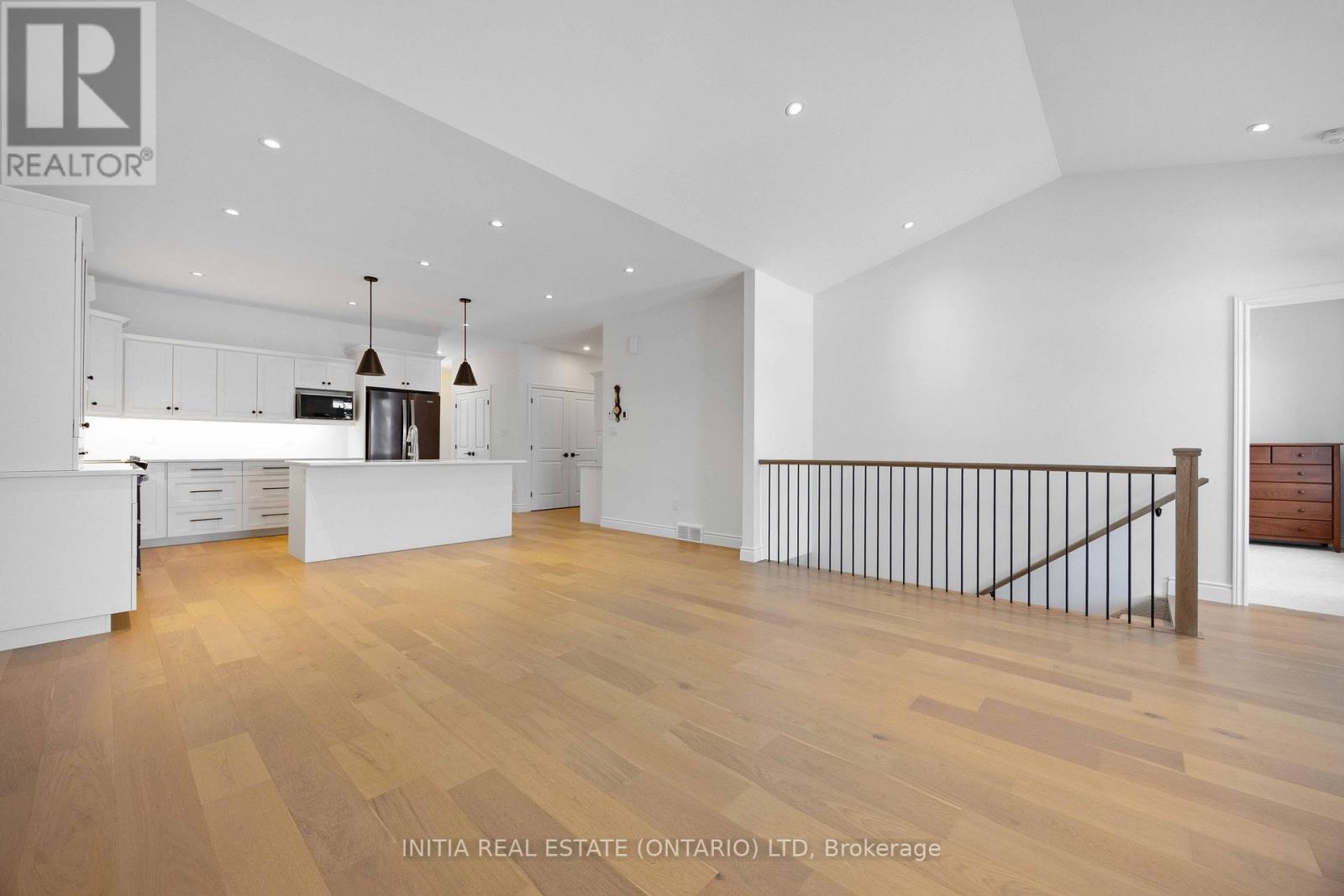 102 Leneve Street, Lambton Shores, Ontario  N0N 1J0 - Photo 6 - X12769654