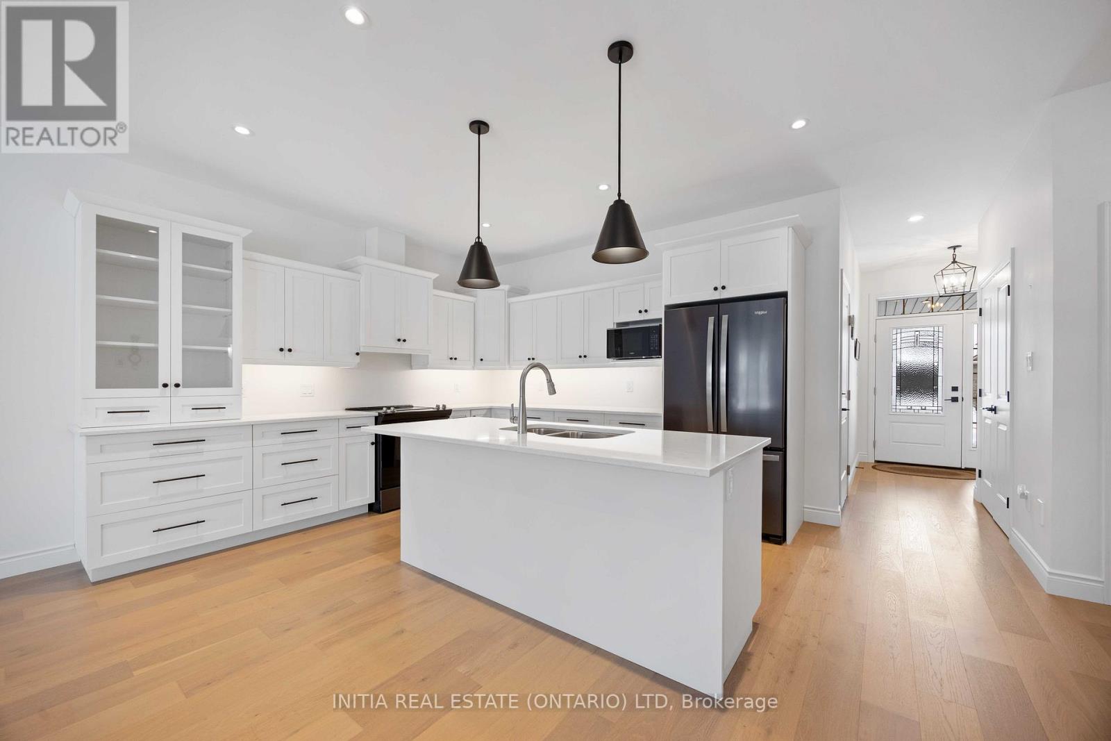 102 Leneve Street, Lambton Shores, Ontario  N0N 1J0 - Photo 8 - X12769654