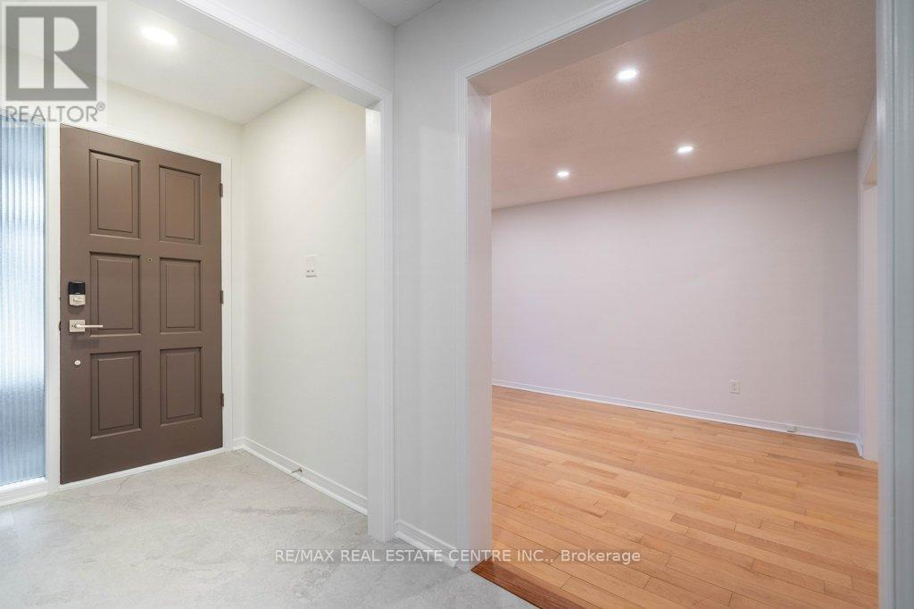 796 Buckingham Court, Mississauga, Ontario  L5C 4M3 - Photo 10 - W12769656