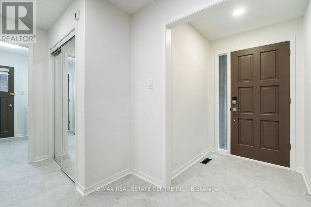 796 Buckingham Court, Mississauga, Ontario  L5C 4M3 - Photo 11 - W12769656