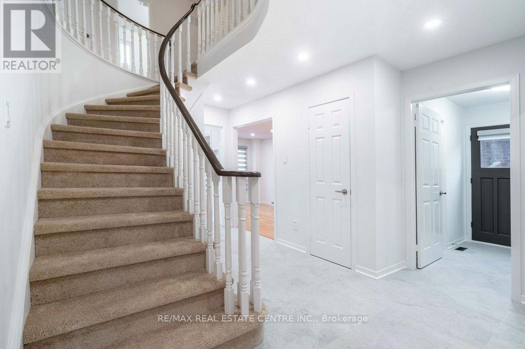 796 Buckingham Court, Mississauga, Ontario  L5C 4M3 - Photo 12 - W12769656