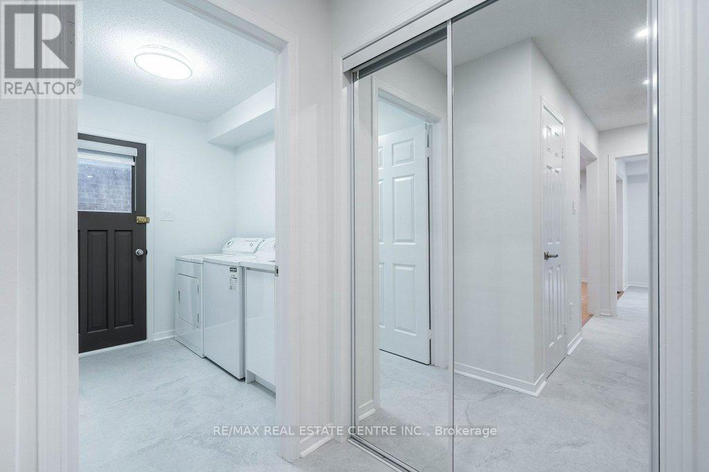 796 Buckingham Court, Mississauga, Ontario  L5C 4M3 - Photo 13 - W12769656