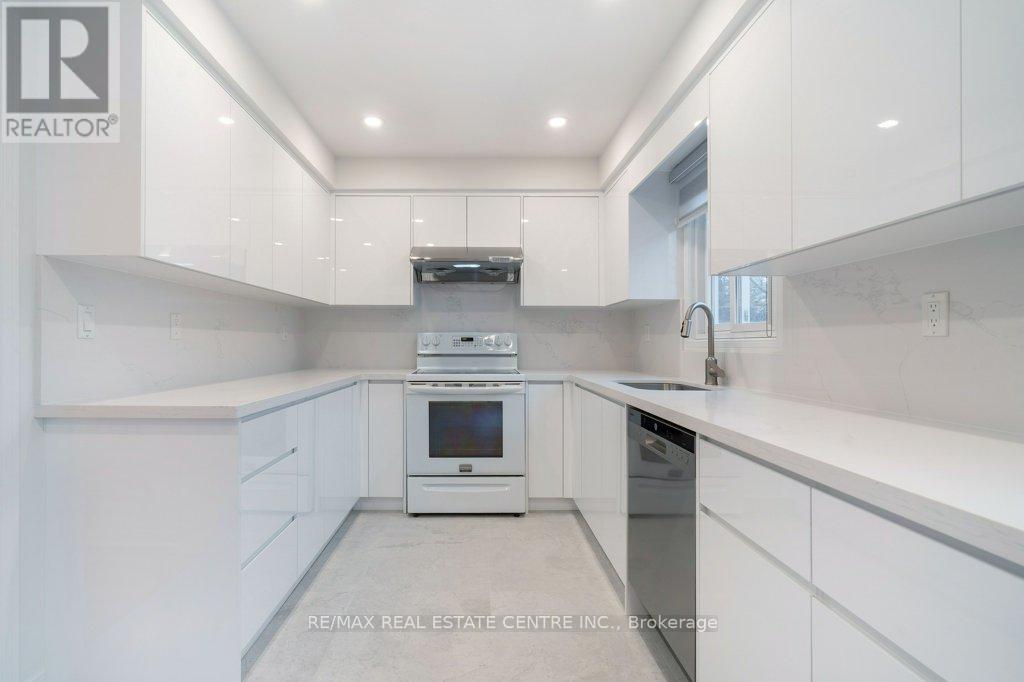 796 Buckingham Court, Mississauga, Ontario  L5C 4M3 - Photo 22 - W12769656