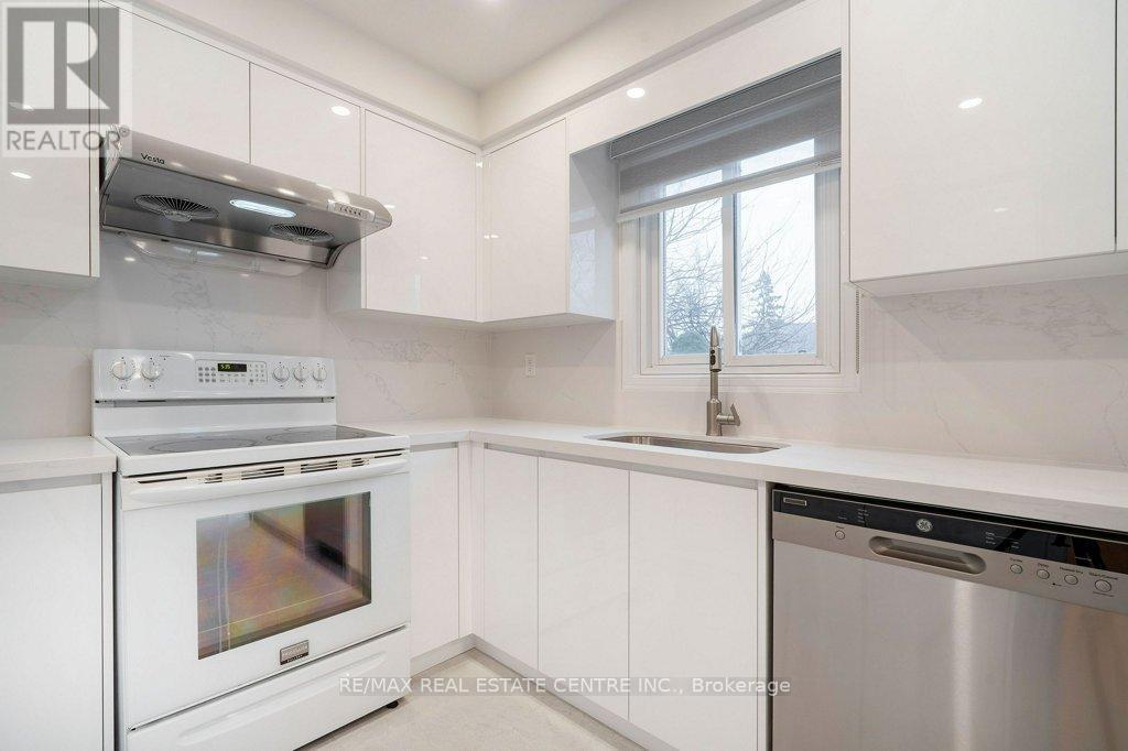 796 Buckingham Court, Mississauga, Ontario  L5C 4M3 - Photo 23 - W12769656