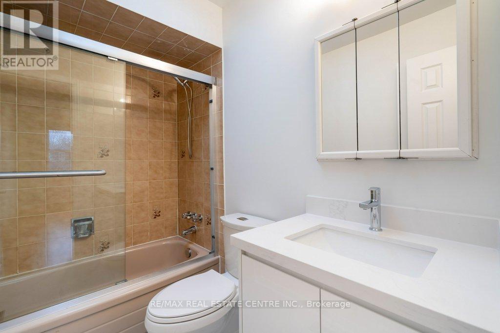 796 Buckingham Court, Mississauga, Ontario  L5C 4M3 - Photo 37 - W12769656