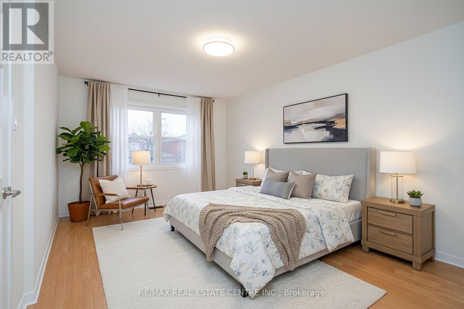 796 Buckingham Court, Mississauga, Ontario  L5C 4M3 - Photo 4 - W12769656