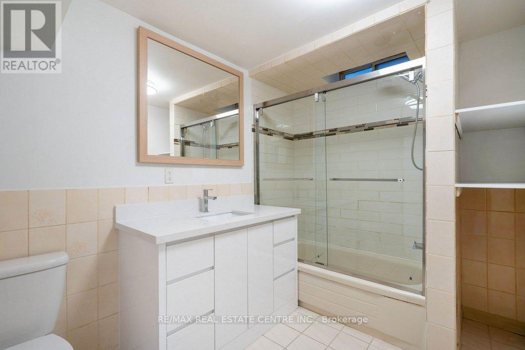 796 Buckingham Court, Mississauga, Ontario  L5C 4M3 - Photo 40 - W12769656