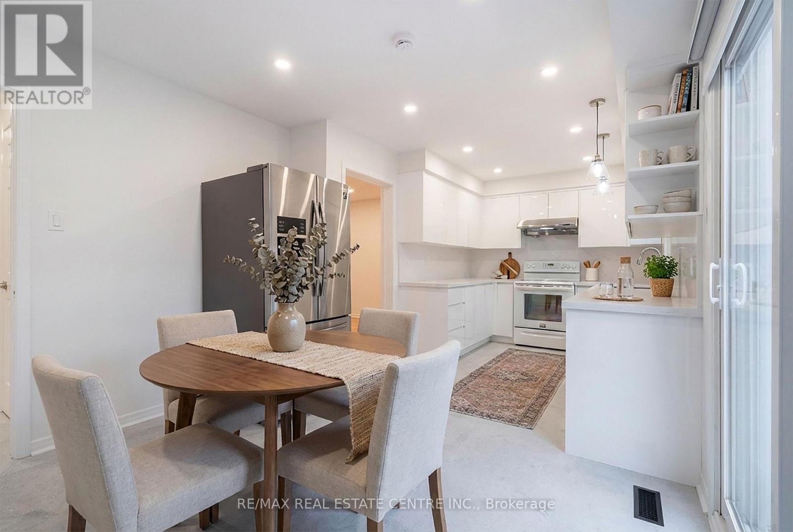 796 Buckingham Court, Mississauga, Ontario  L5C 4M3 - Photo 6 - W12769656