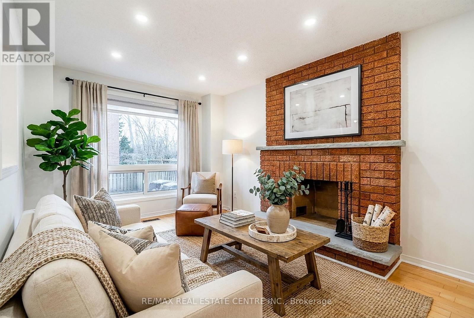 796 Buckingham Court, Mississauga, Ontario  L5C 4M3 - Photo 7 - W12769656