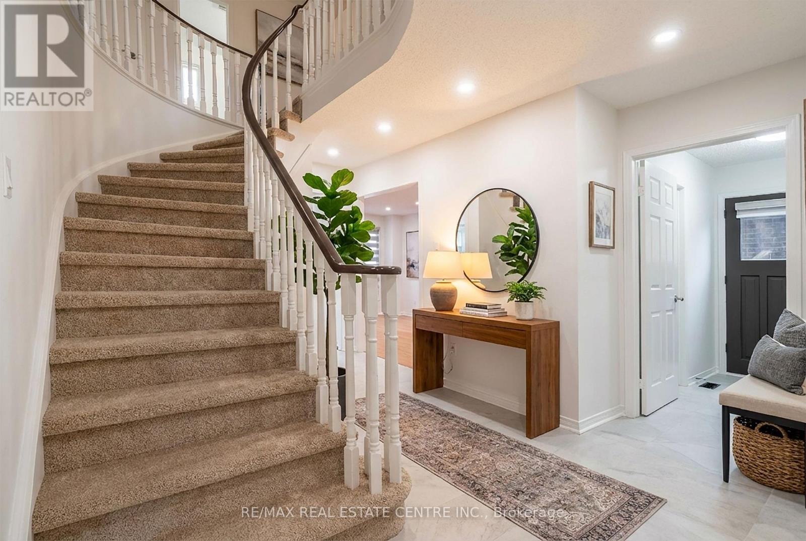 796 Buckingham Court, Mississauga, Ontario  L5C 4M3 - Photo 8 - W12769656