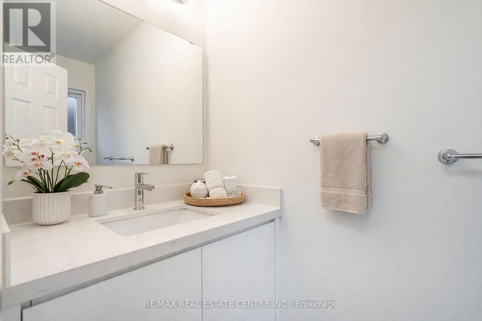 796 Buckingham Court, Mississauga, Ontario  L5C 4M3 - Photo 9 - W12769656