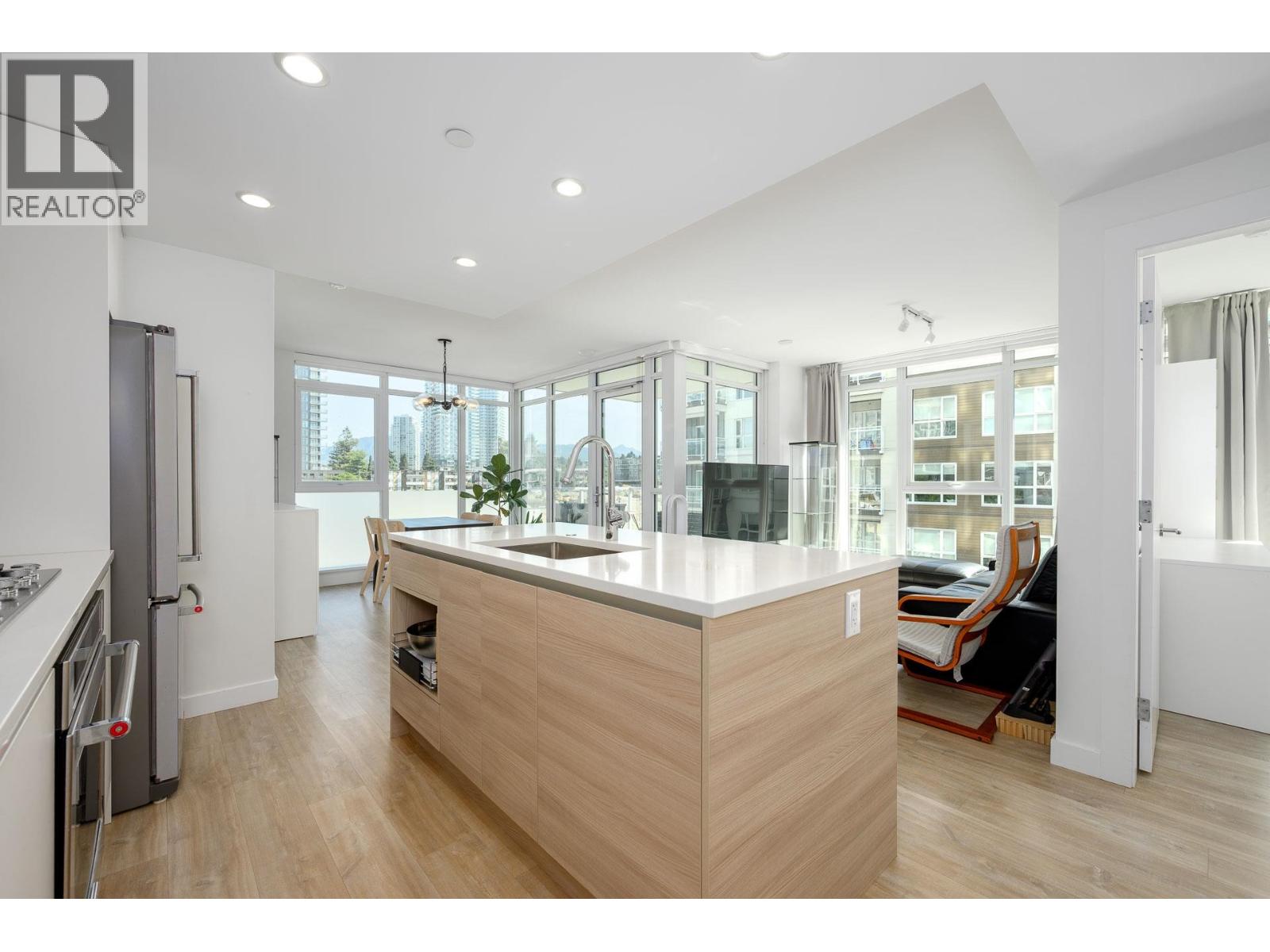 407 525 Foster Avenue, Coquitlam, British Columbia  V3J 0H6 - Photo 2 - R3087727