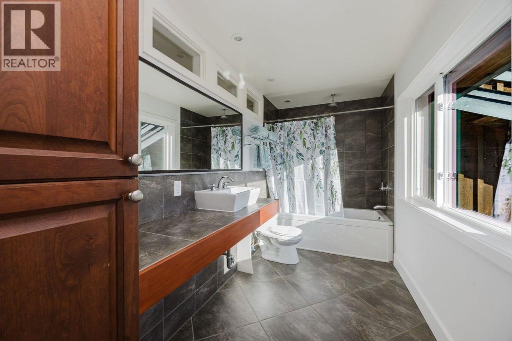 2016 Coach Road, Roberts Creek, British Columbia  V0N 2W6 - Photo 17 - R3087726