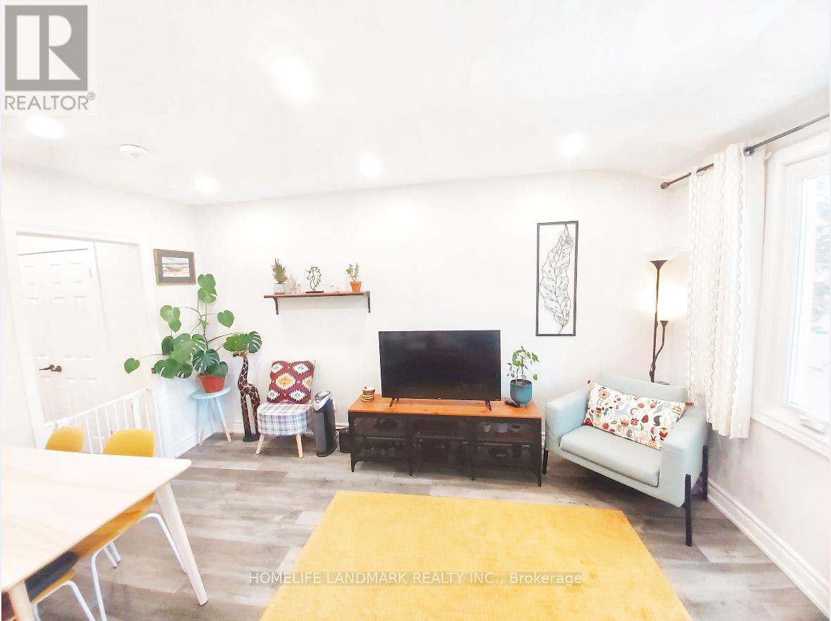 UPPER - 43 ENDERBY ROAD, Toronto, Ontario