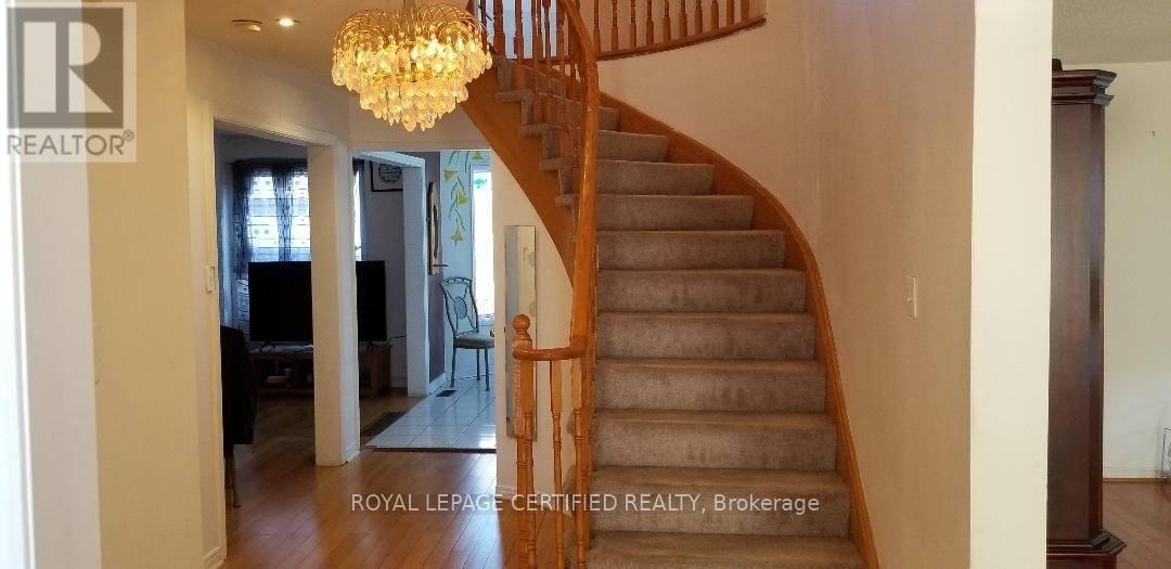 1406 Emerson Lane, Mississauga, Ontario  L5V 1L7 - Photo 2 - W12769788