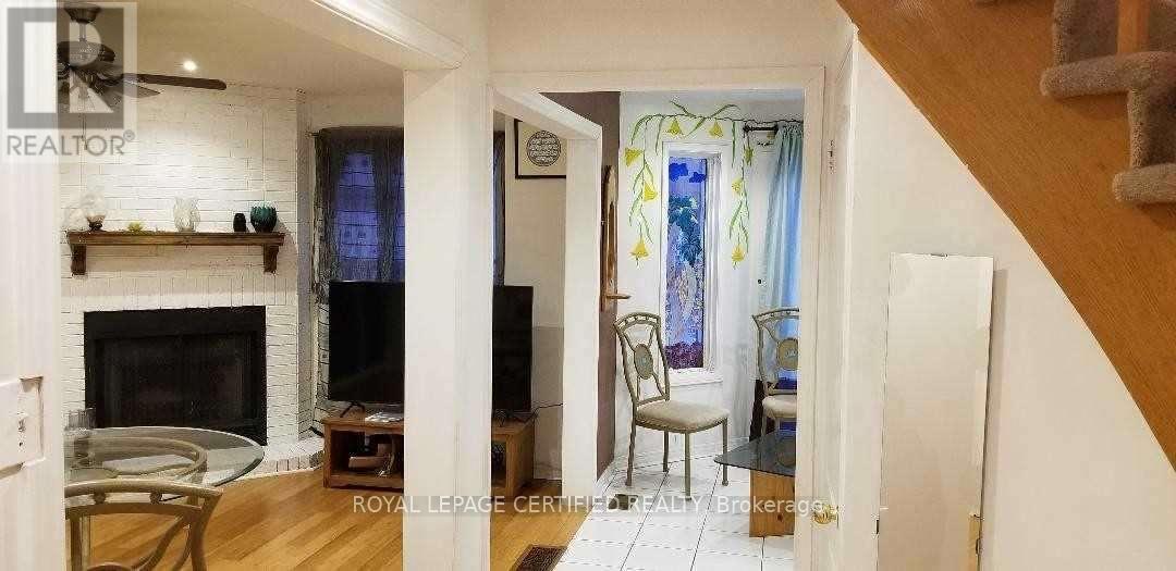 1406 Emerson Lane, Mississauga, Ontario  L5V 1L7 - Photo 3 - W12769788