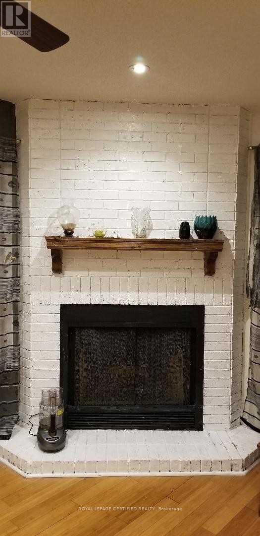 1406 Emerson Lane, Mississauga, Ontario  L5V 1L7 - Photo 7 - W12769788