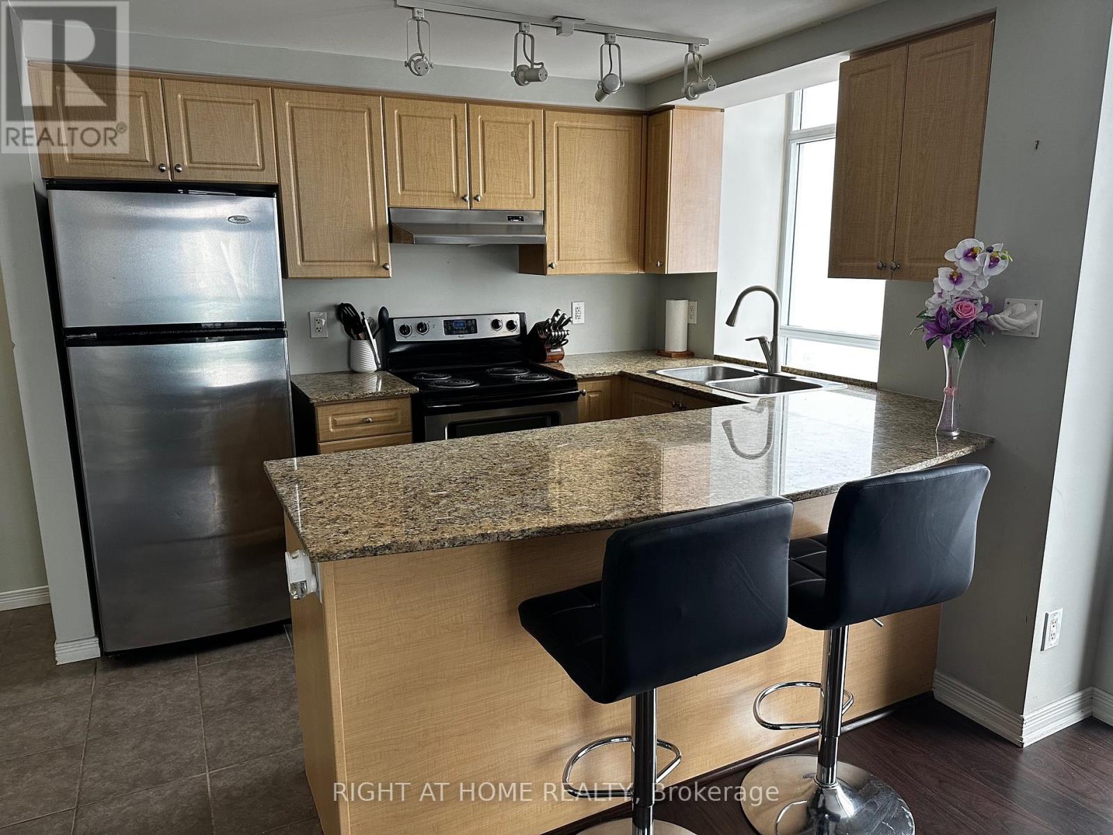 1605 - 9 George Street N, Brampton, Ontario  L6X 0T6 - Photo 5 - W12769852