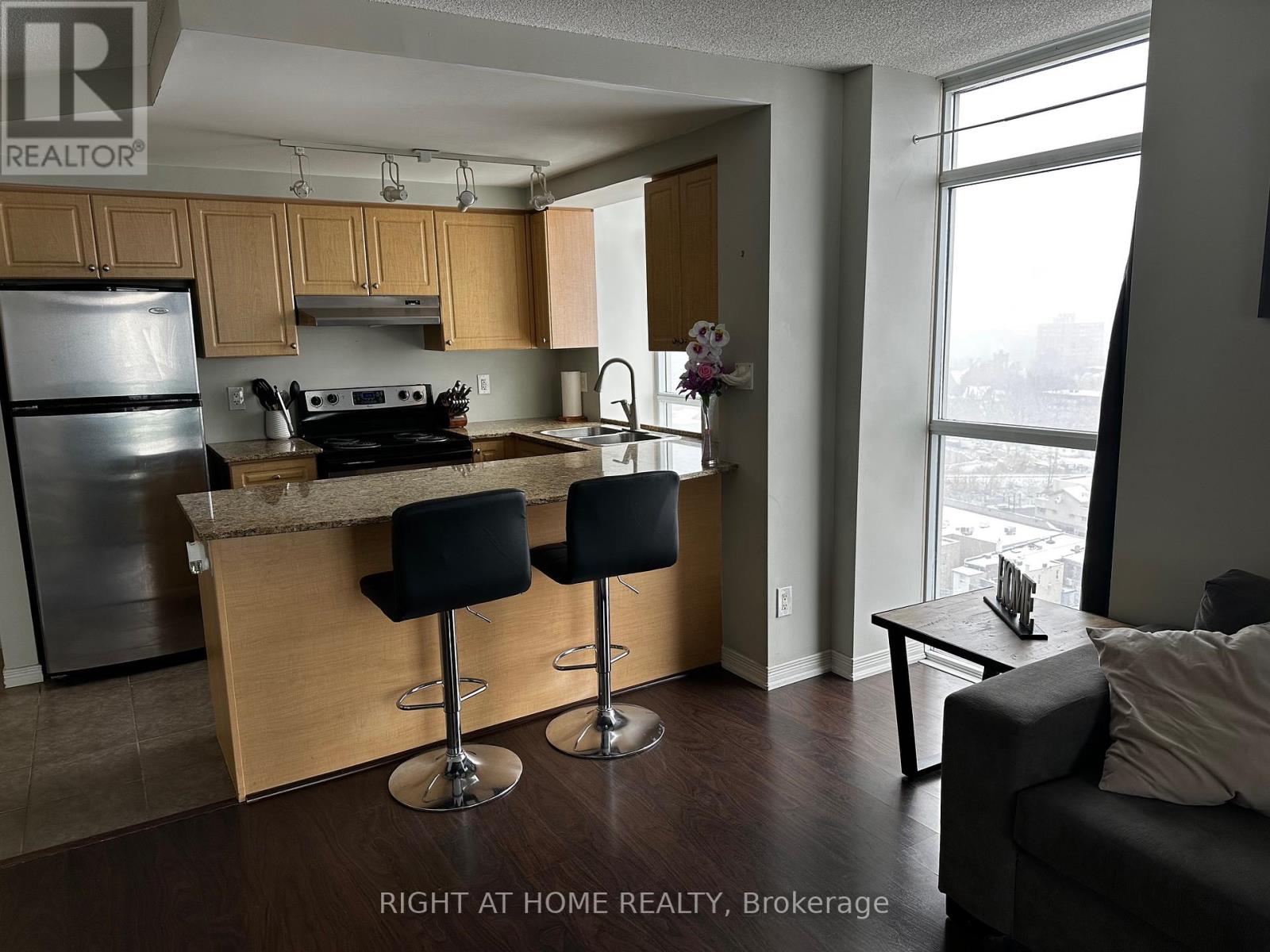 1605 - 9 George Street N, Brampton, Ontario  L6X 0T6 - Photo 9 - W12769852