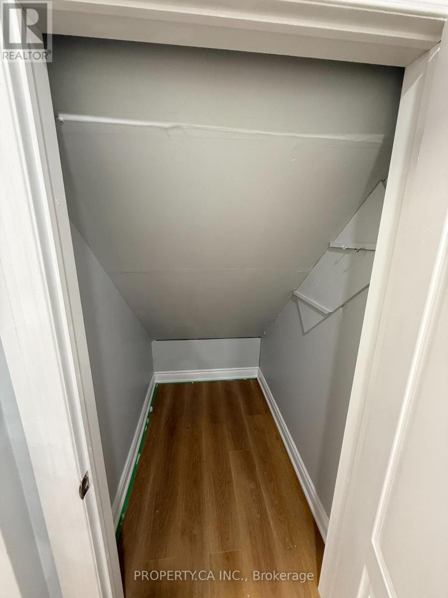 2226 Mountainside Drive, Burlington, Ontario  L7P 1B5 - Photo 4 - W12769860