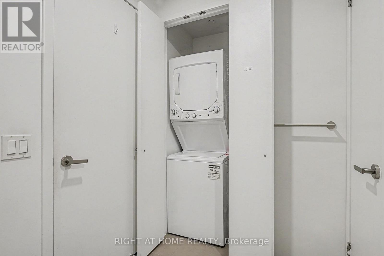 1307 - 197 Yonge Street, Toronto, Ontario  M5B 0C1 - Photo 18 - C12769864