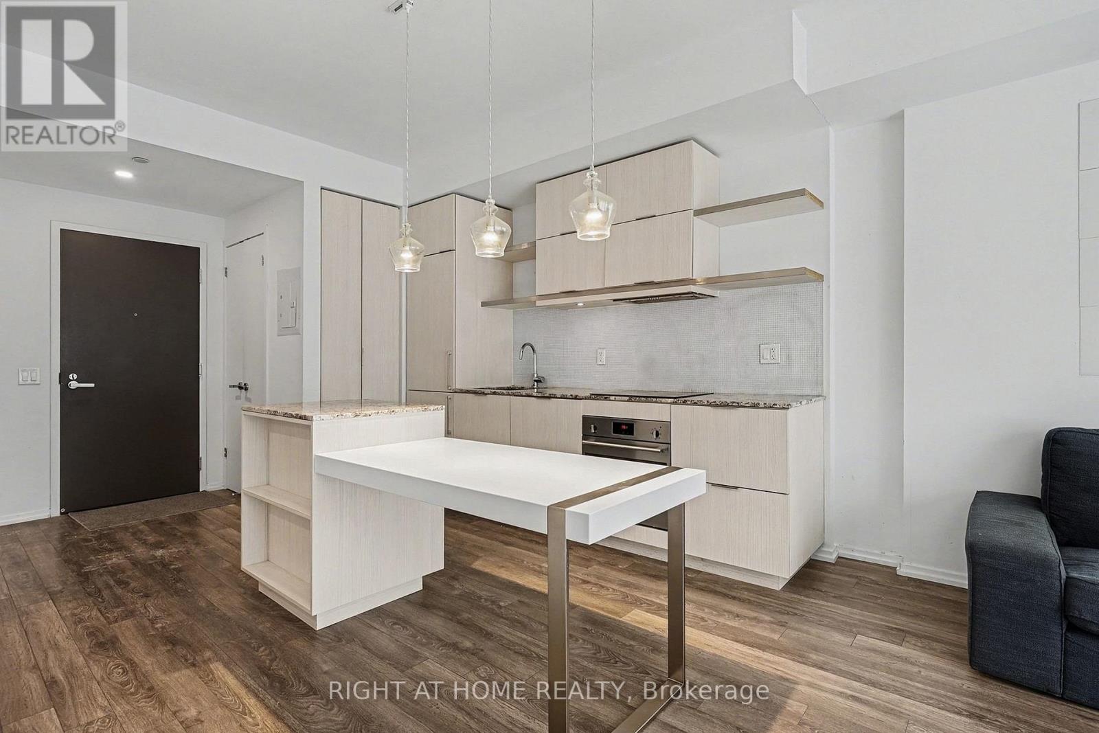 1307 - 197 Yonge Street, Toronto, Ontario  M5B 0C1 - Photo 9 - C12769864