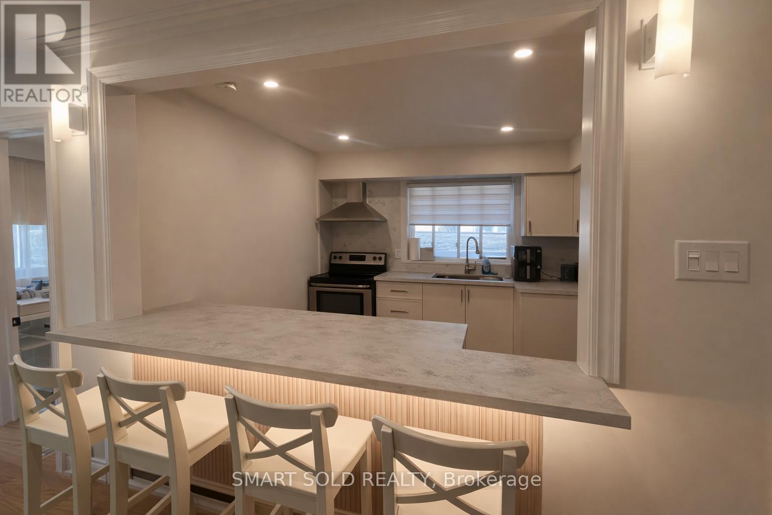 Main Floor - 7 Sussex Avenue, Richmond Hill, Ontario  L4C 2E5 - Photo 4 - N12769914