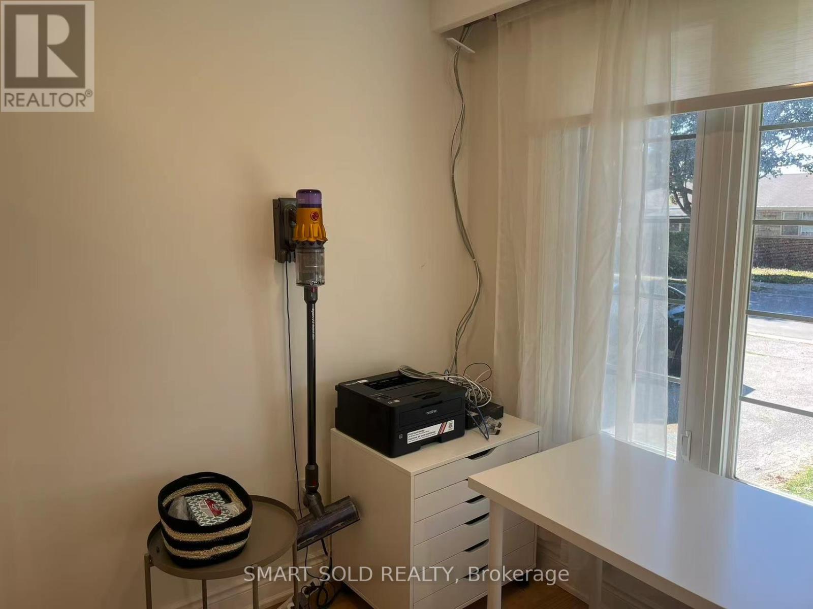 Main Floor - 7 Sussex Avenue, Richmond Hill, Ontario  L4C 2E5 - Photo 5 - N12769914