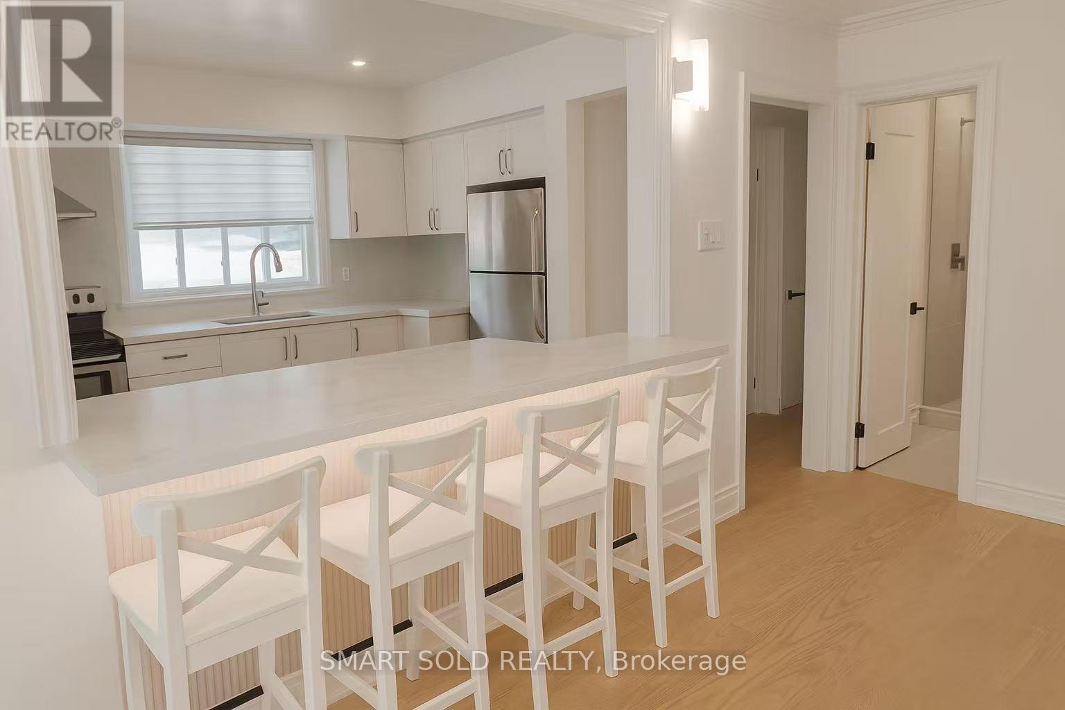 Main Floor - 7 Sussex Avenue, Richmond Hill, Ontario  L4C 2E5 - Photo 6 - N12769914