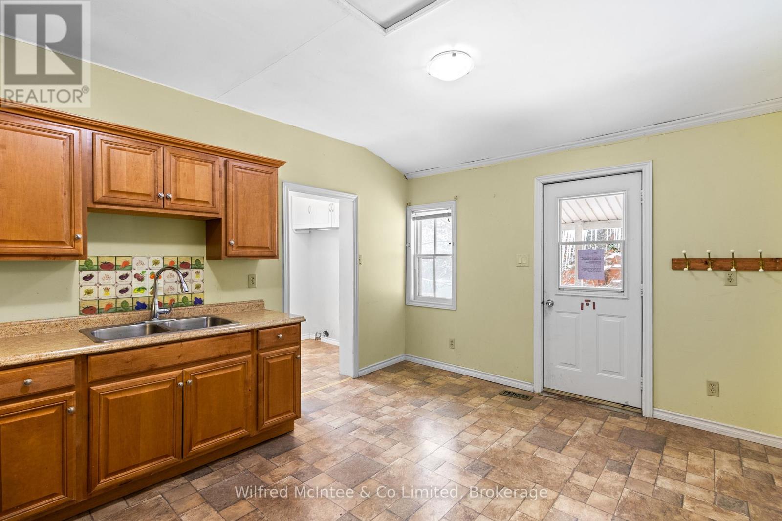 401 Josephine Street, North Huron, Ontario  N0G 2W0 - Photo 17 - X12769972