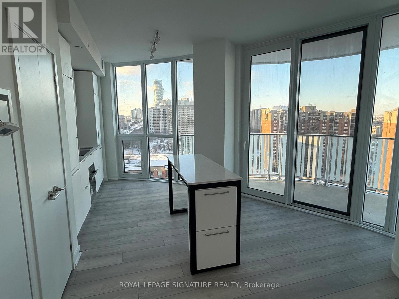 1304 - 1 Fairview Road E, Mississauga, Ontario  L5A 4C6 - Photo 14 - W12770032