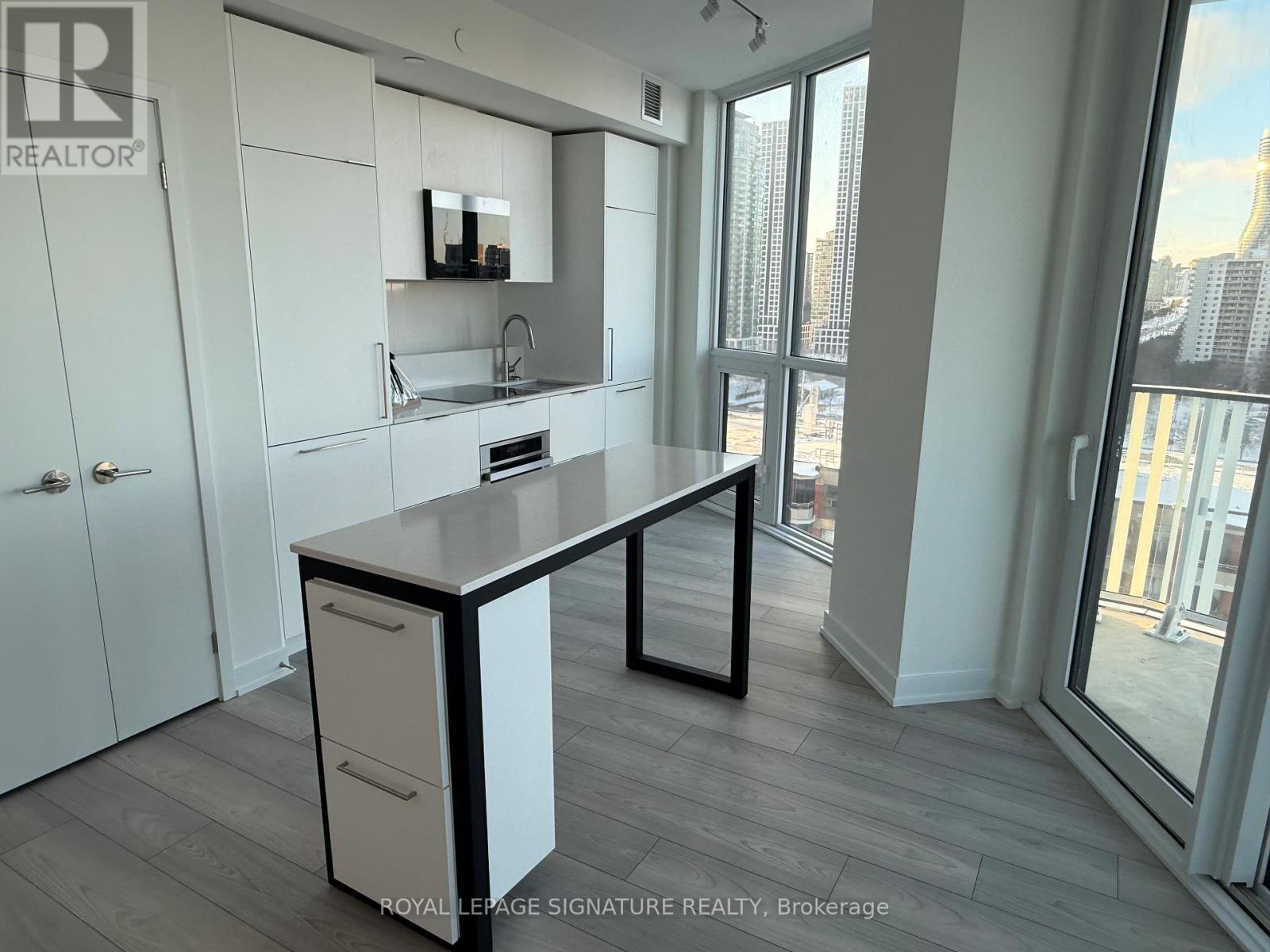 1304 - 1 Fairview Road E, Mississauga, Ontario  L5A 4C6 - Photo 15 - W12770032