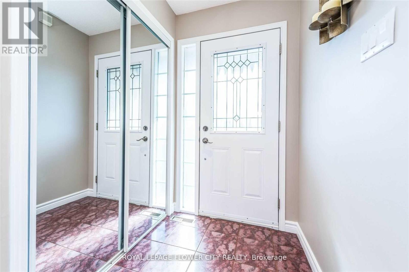 136 Chipmunk Crescent, Brampton, Ontario  L6R 1B3 - Photo 5 - W12770076