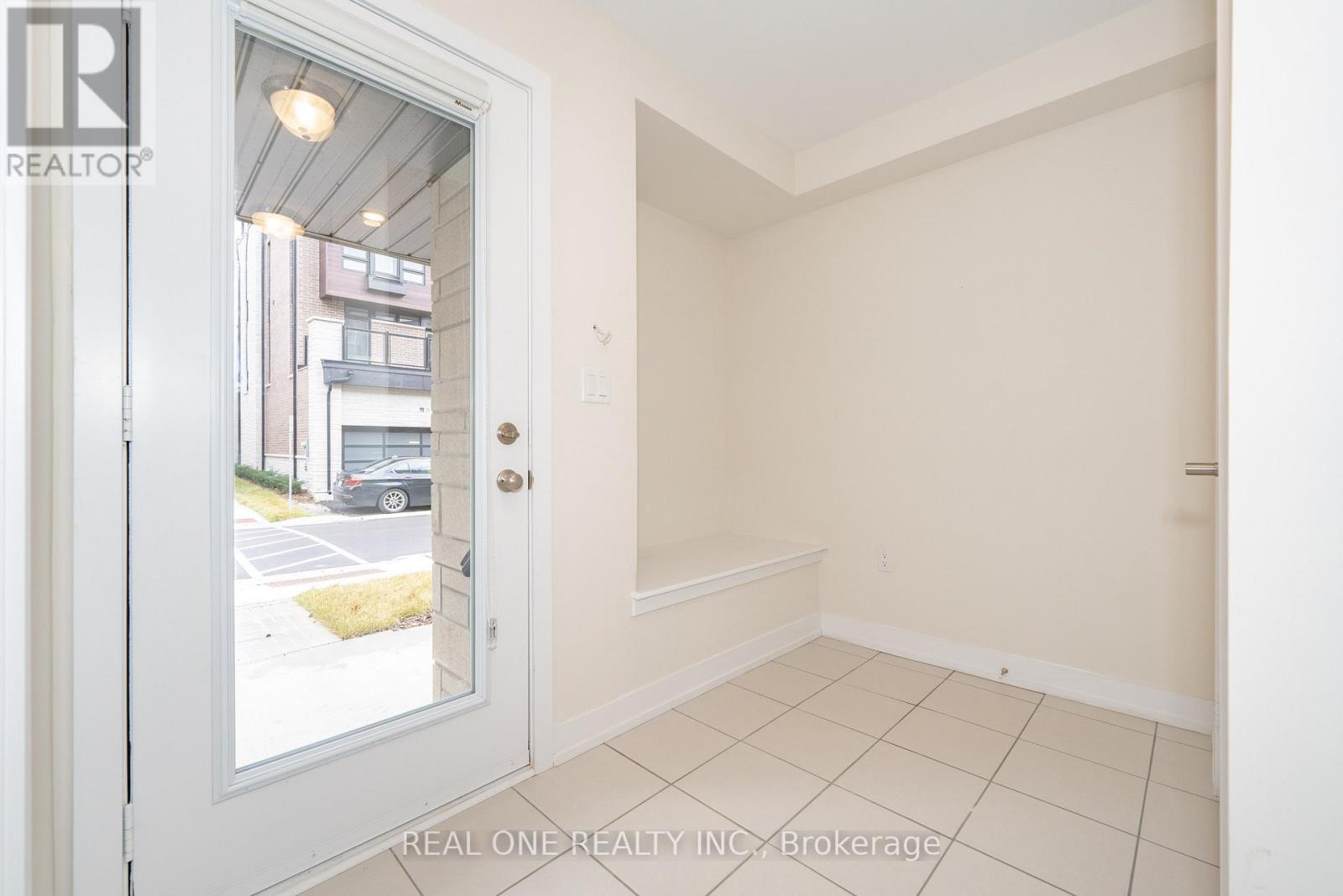 28 Credit Lane, Richmond Hill, Ontario  L4E 1G9 - Photo 3 - N12770102