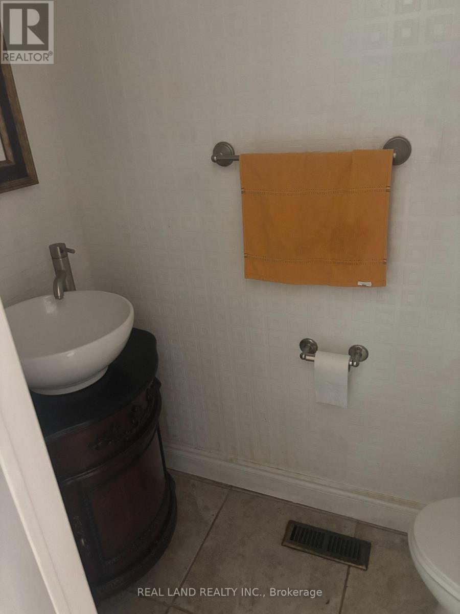 40 Burnhope Drive, Brampton (Brampton West), Ontario  L6X 3R7 - Photo 5 - W12770118