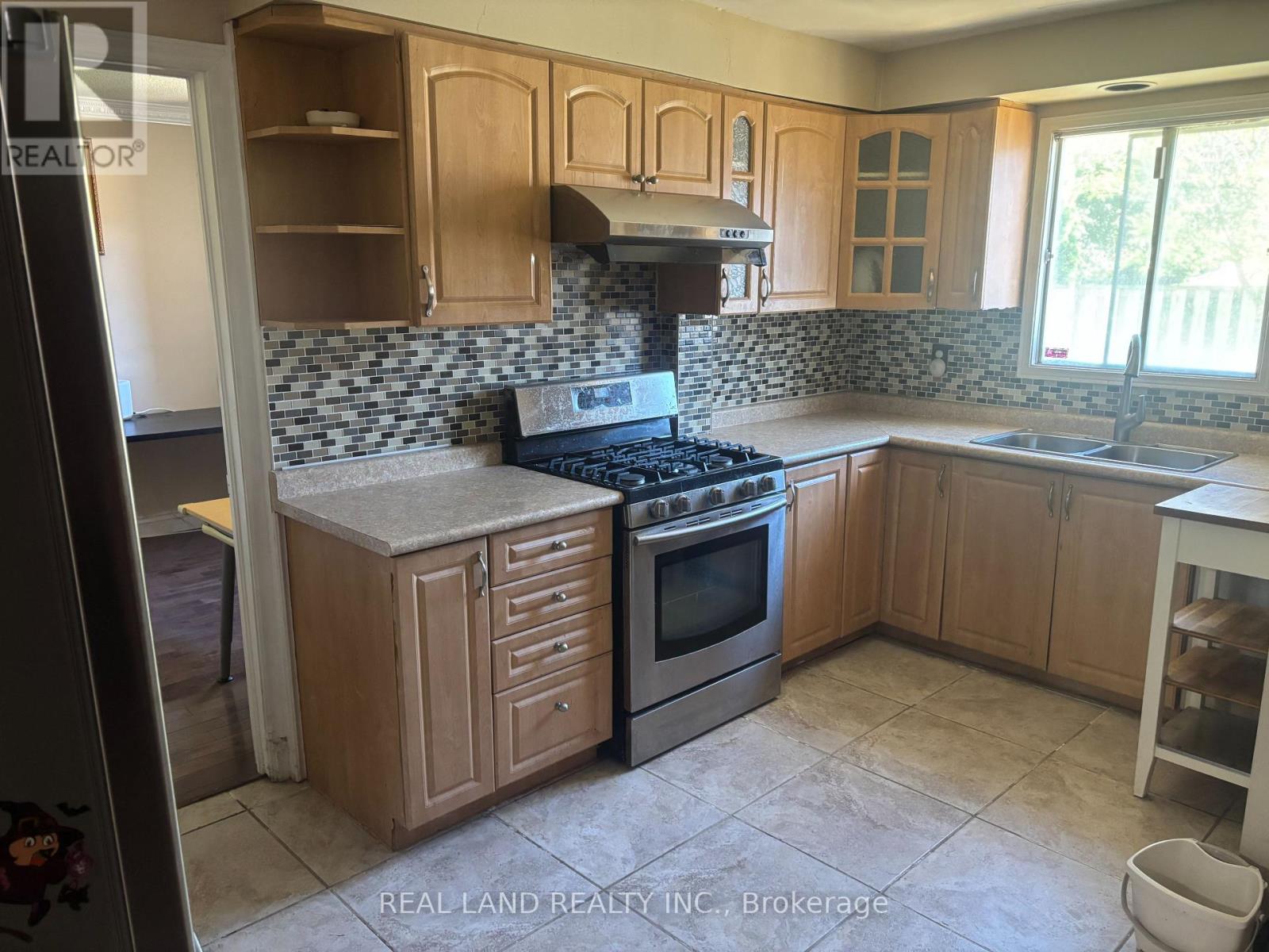 40 Burnhope Drive, Brampton (Brampton West), Ontario  L6X 3R7 - Photo 6 - W12770118