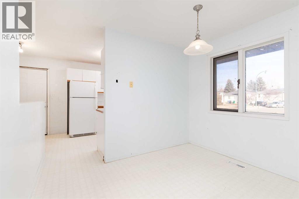 209 Mt Blakiston Road W, Lethbridge, Alberta  T1K 6M3 - Photo 6 - A2277374