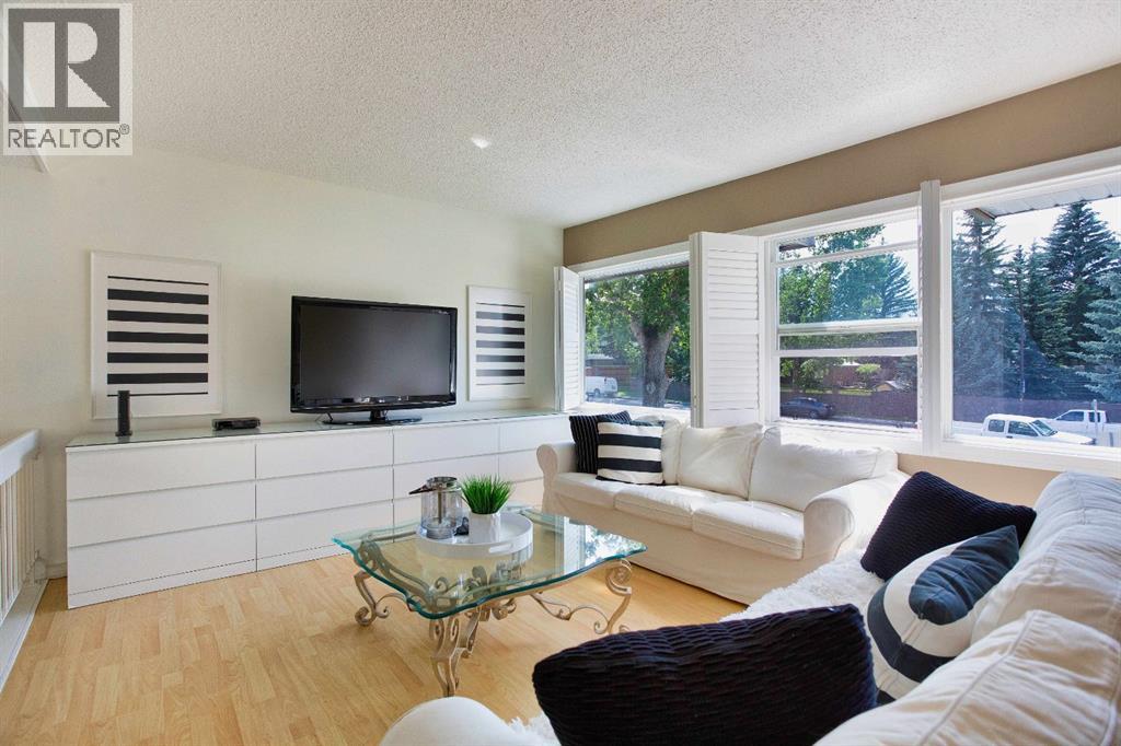 354 Brae Glen Road Sw, Calgary, Alberta  T2W 1B6 - Photo 2 - A2284150